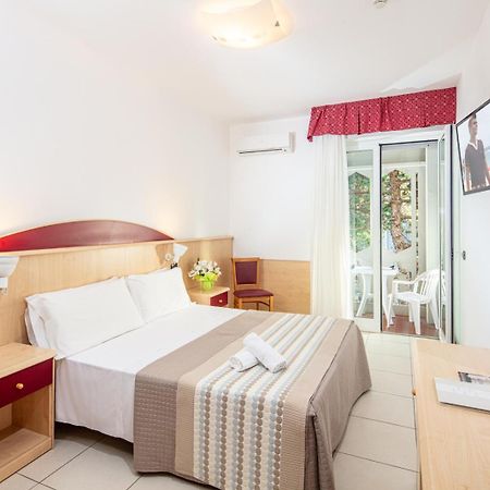 Hotel Regina Lignano Sabbiadoro Bagian luar foto