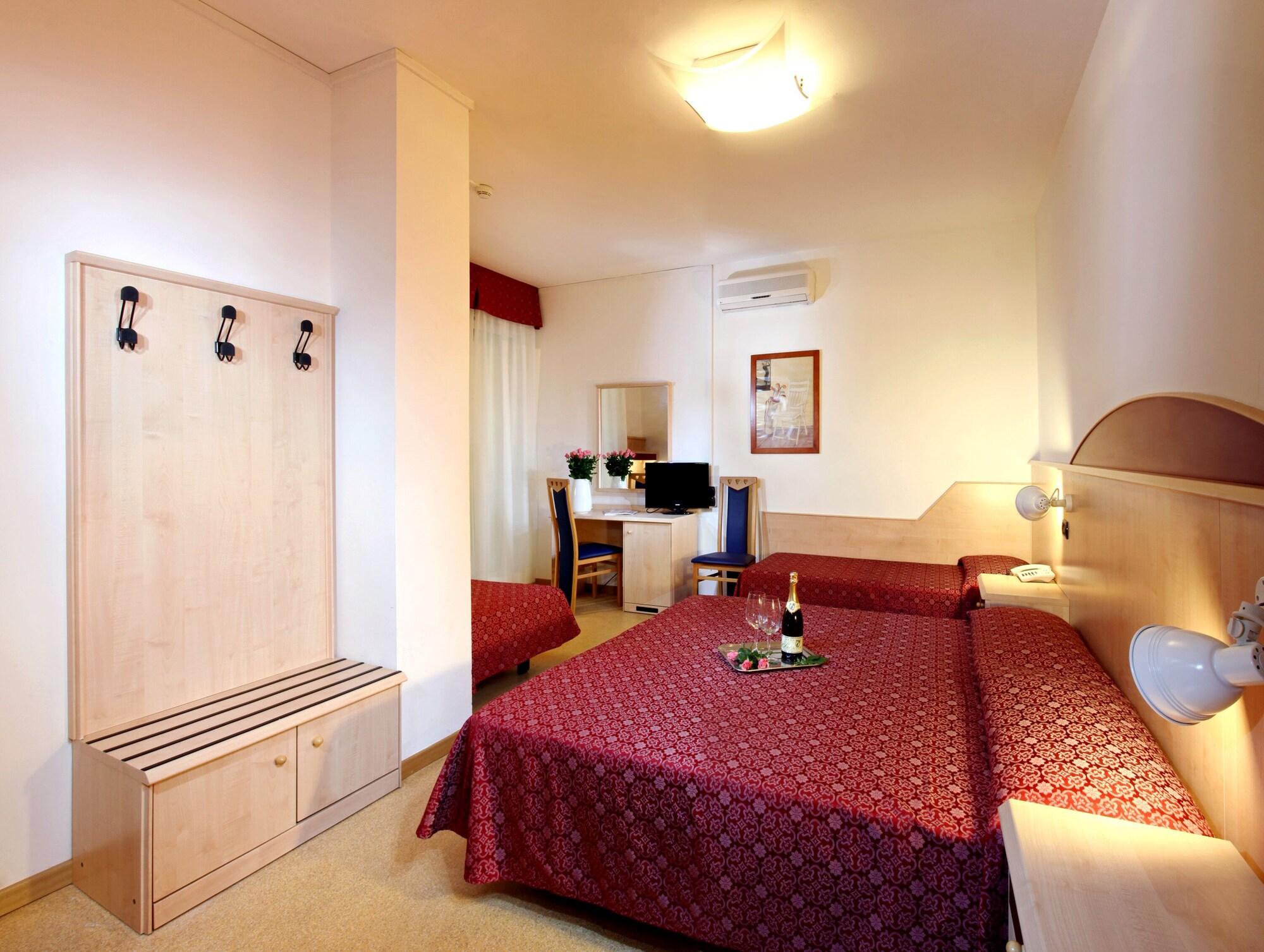Hotel Regina Lignano Sabbiadoro Bagian luar foto