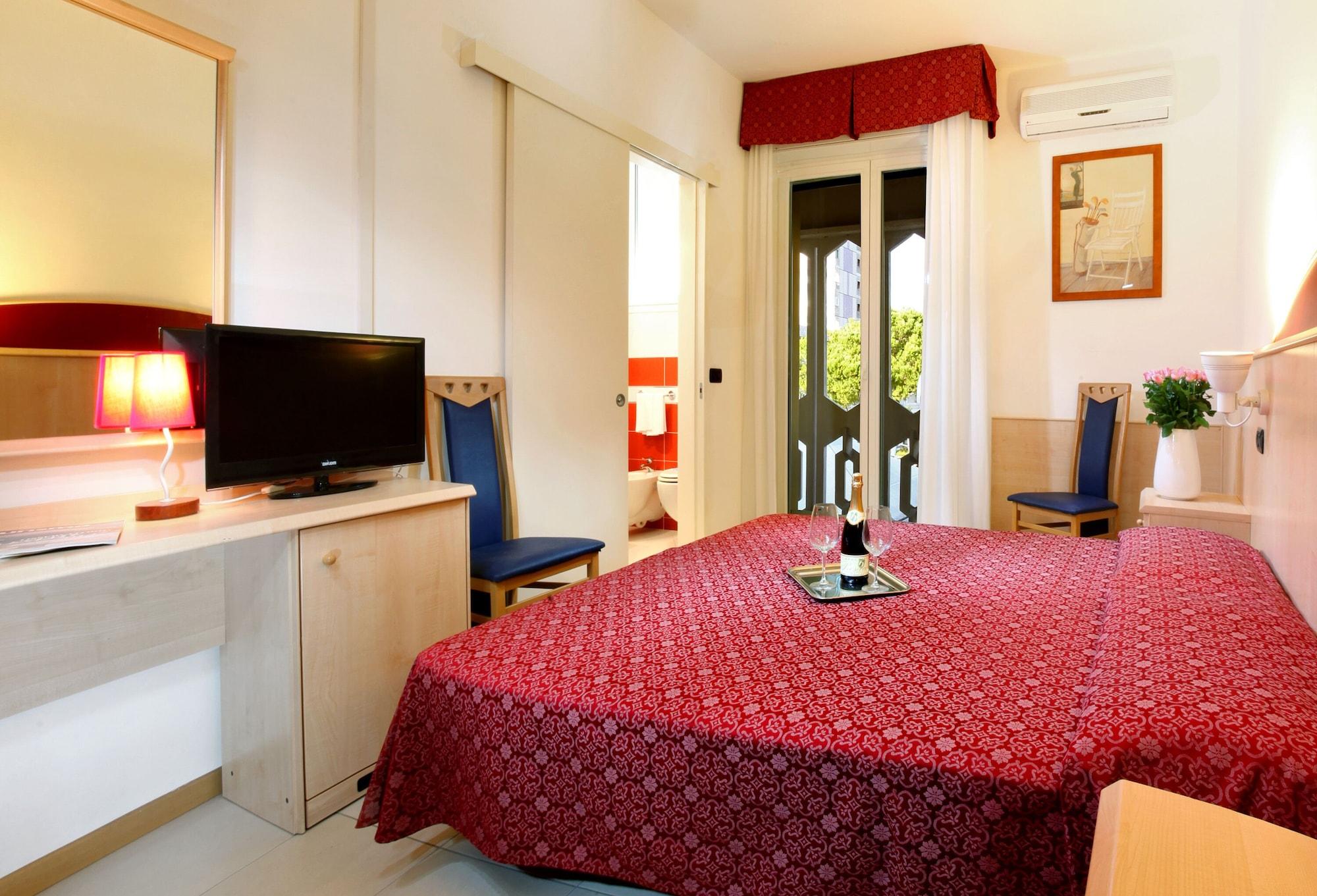 Hotel Regina Lignano Sabbiadoro Bagian luar foto