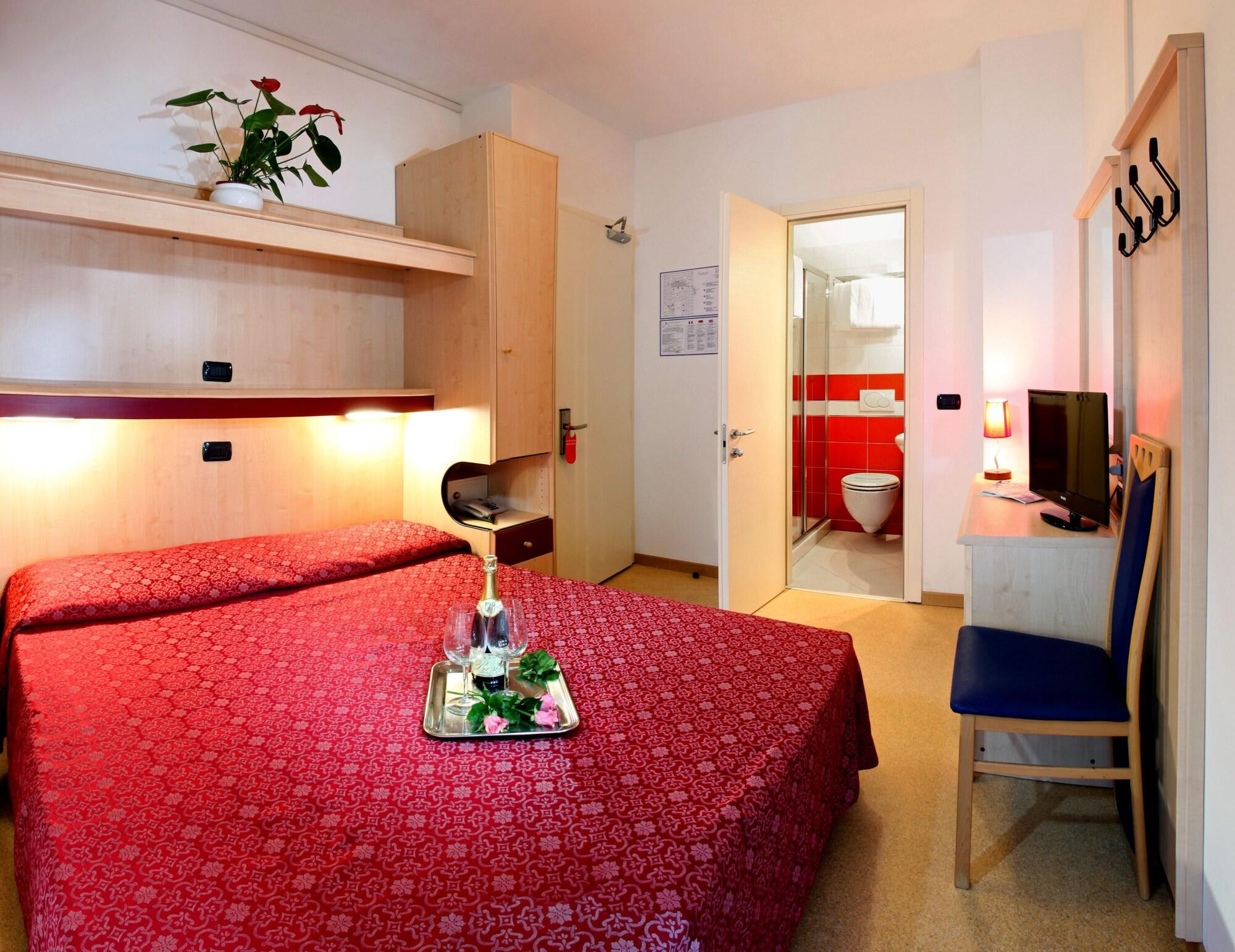 Hotel Regina Lignano Sabbiadoro Bagian luar foto