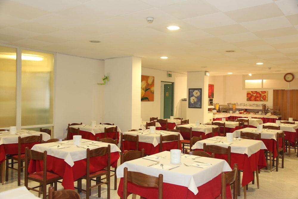 Hotel Regina Lignano Sabbiadoro Bagian luar foto