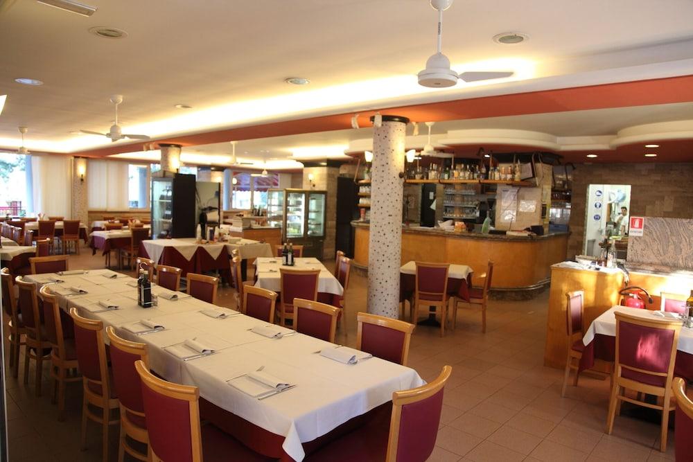 Hotel Regina Lignano Sabbiadoro Bagian luar foto