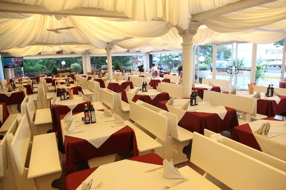 Hotel Regina Lignano Sabbiadoro Bagian luar foto
