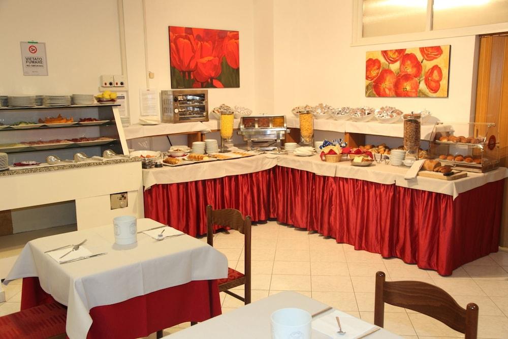 Hotel Regina Lignano Sabbiadoro Bagian luar foto