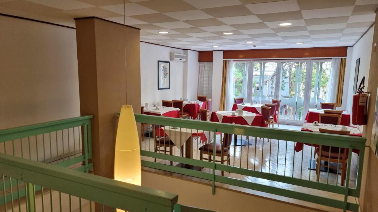 Hotel Regina Lignano Sabbiadoro Bagian luar foto