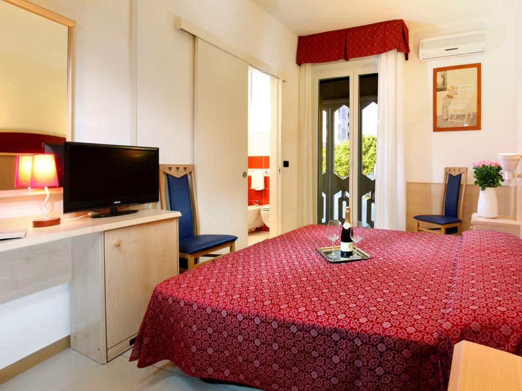 Hotel Regina Lignano Sabbiadoro Bagian luar foto