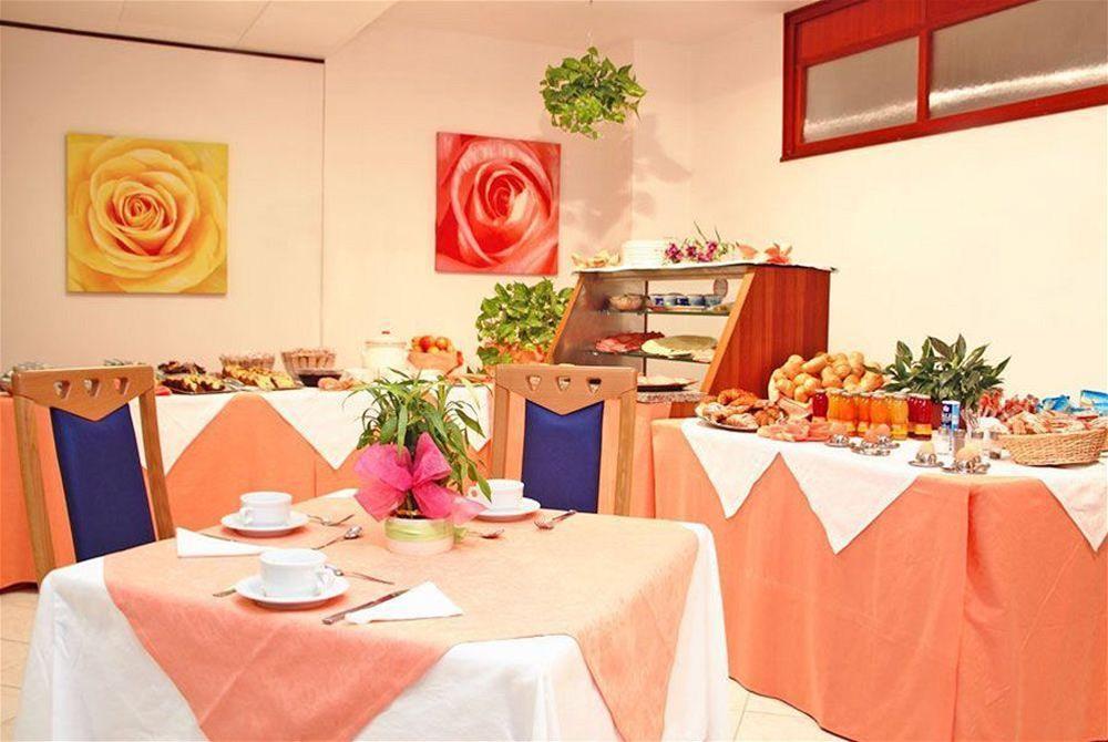 Hotel Regina Lignano Sabbiadoro Bagian luar foto