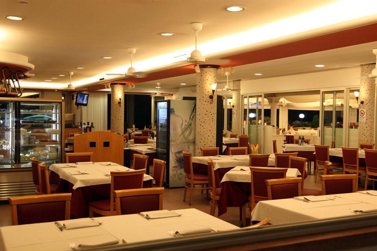 Hotel Regina Lignano Sabbiadoro Bagian luar foto