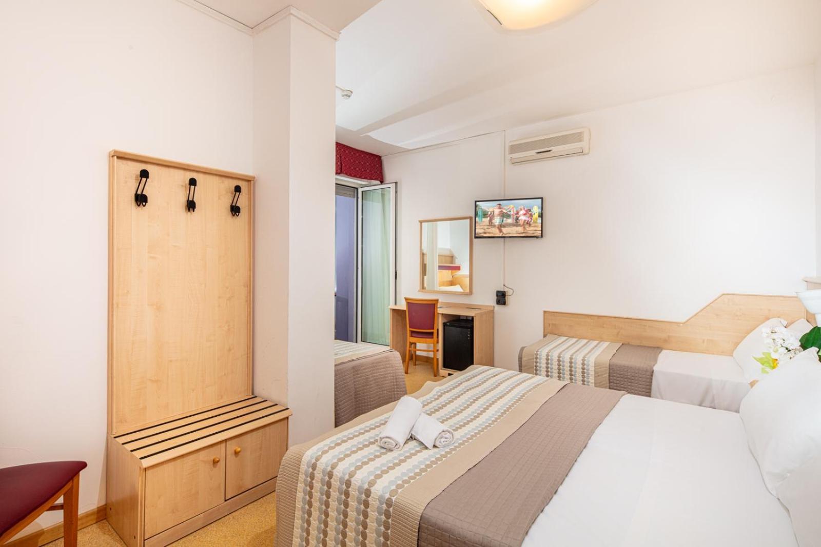 Hotel Regina Lignano Sabbiadoro Bagian luar foto