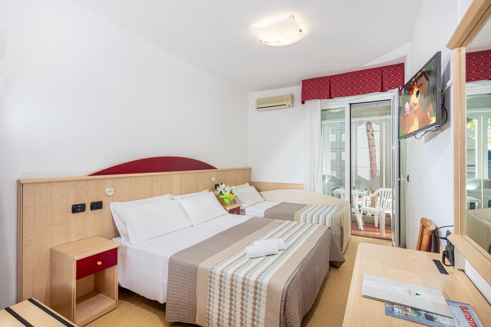 Hotel Regina Lignano Sabbiadoro Bagian luar foto