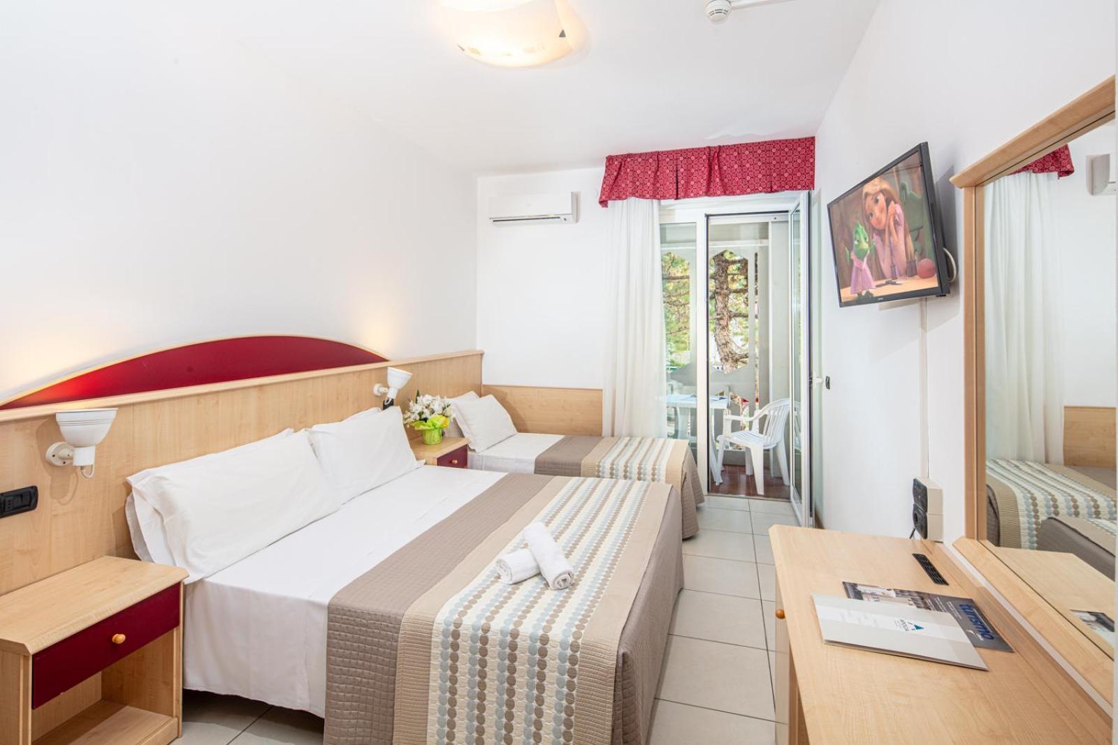 Hotel Regina Lignano Sabbiadoro Bagian luar foto