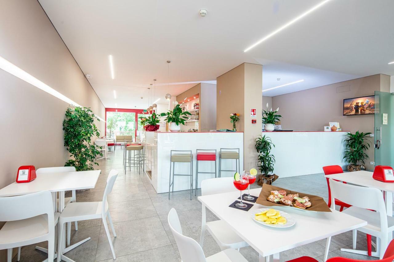 Hotel Regina Lignano Sabbiadoro Bagian luar foto